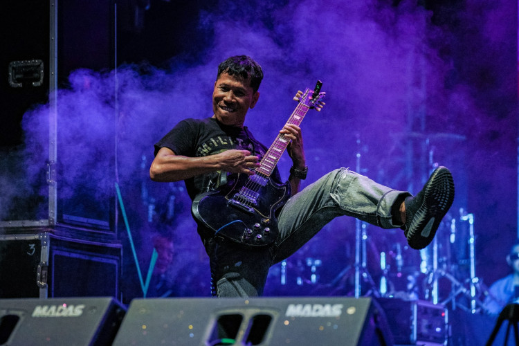 30 Tahun Lebih Berkiprah di Musik, Wakil Rakyat Riau Indra Gunawan Eet Tampil Bak Rockstar Menghibur Puluhan Ribu Penonton Kenduri Musik